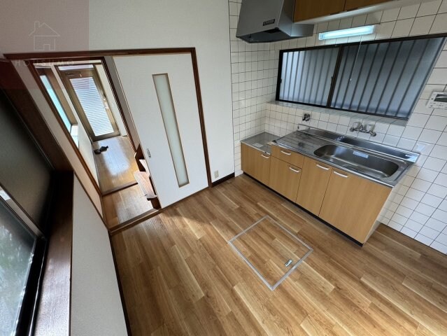 物件内観写真16　(こちらの居間で趣味の時間をお楽しみください)