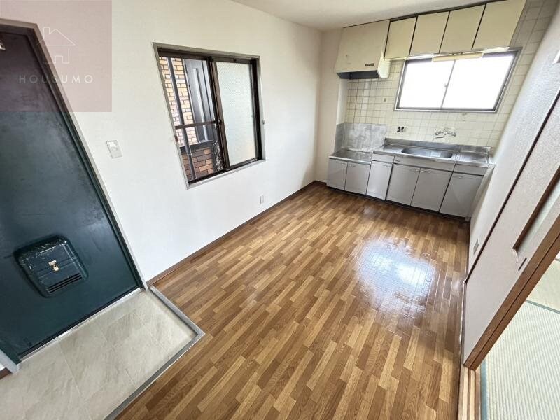 物件内観写真4　(こちらのリビングで趣味の時間をお楽しみください)