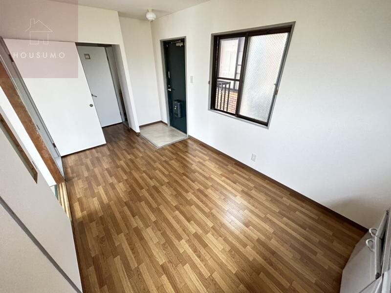 物件内観写真16　(こちらのリビングで趣味の時間をお楽しみください)