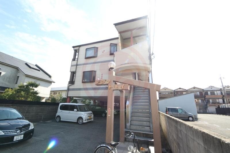 物件外観写真1　(外観は落ち着いています)