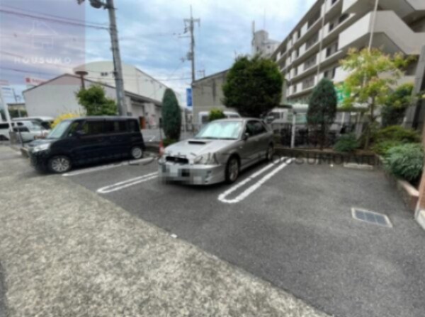 駐車場(駐車場に車を止められます)