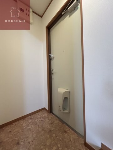 物件内観写真4　(収納もある玄関です)