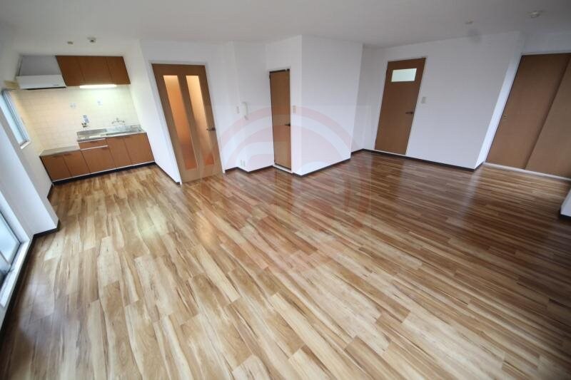 物件内観写真5　(こちらの居間で趣味の時間をお楽しみください)