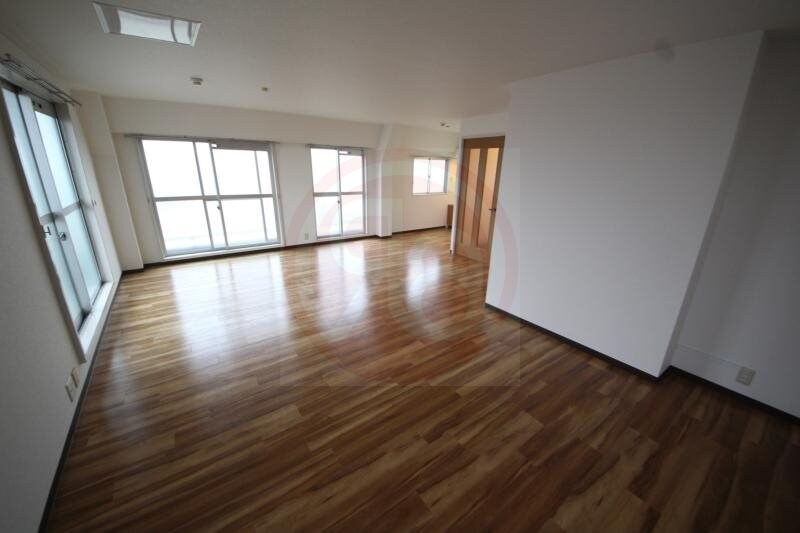 物件内観写真6　(ゆったりとしたリビングです)