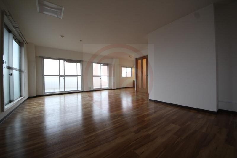 物件内観写真12　(落ち着いた色調の寝室です)