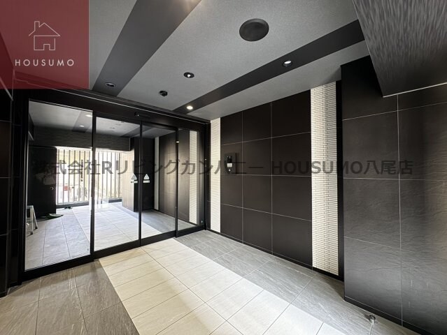 物件外観写真3　(清潔なエントランスです)