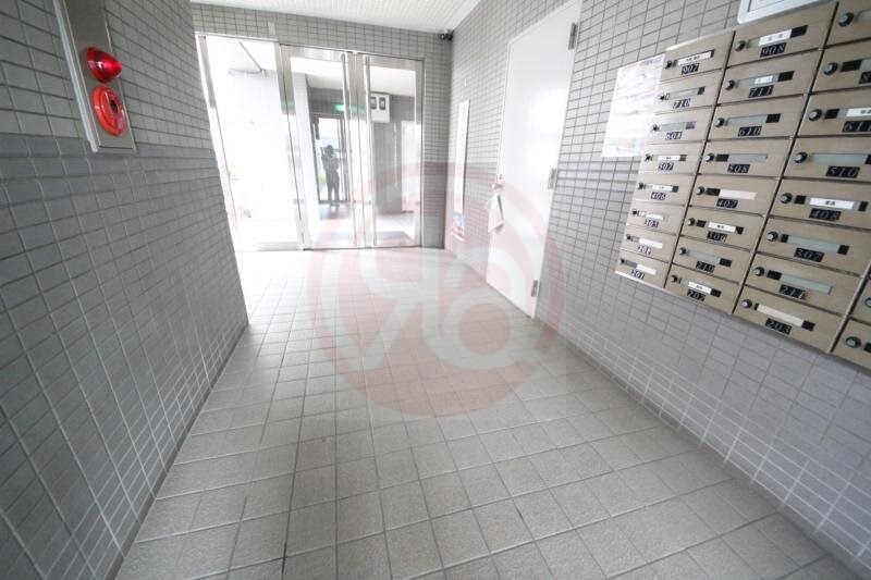 物件外観写真3　(清潔なロビーです)