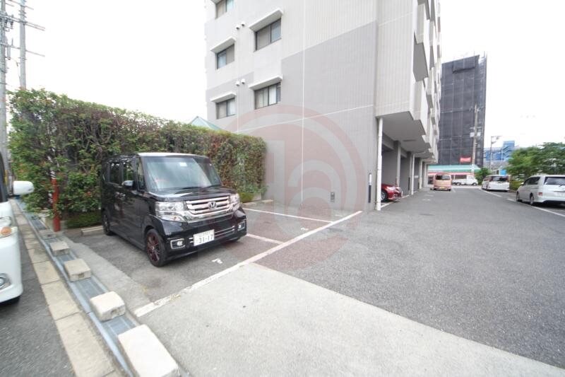 物件外観写真4　(車をお持ちの方に嬉しい駐車場付きの物件です)