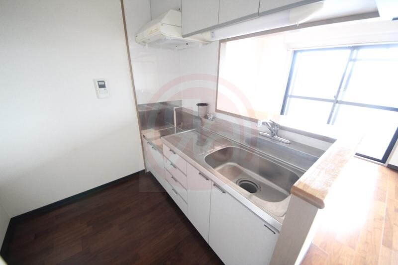 物件内観写真9　(コンパクトなキッチンで掃除もラクラク)