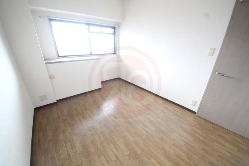 物件内観写真13　(落ち着いた色調の寝室です)