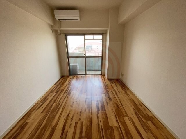 物件内観写真5　(ゆったりとした居間です)