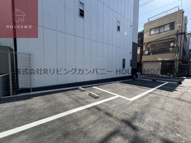 物件外観写真2　(駐車場があるので、車を買う予定の方も安心です)