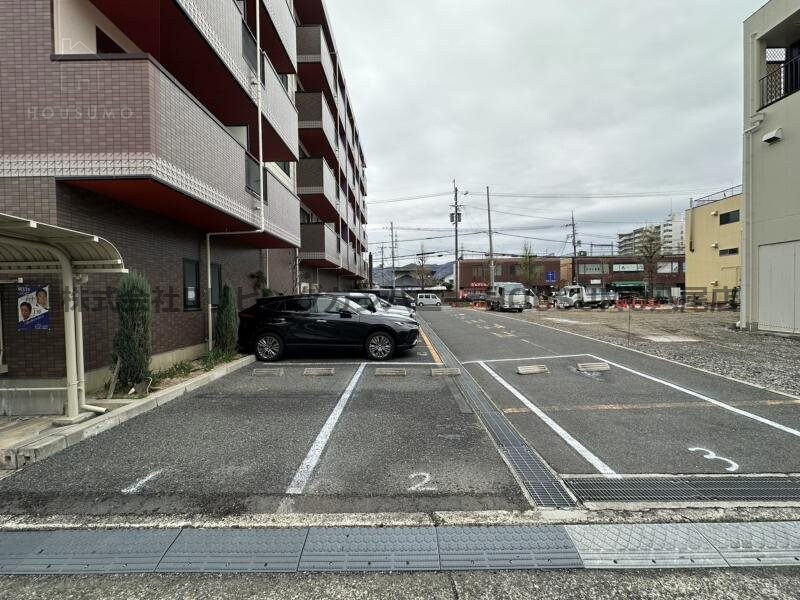 物件外観写真3　(駐車場完備です)