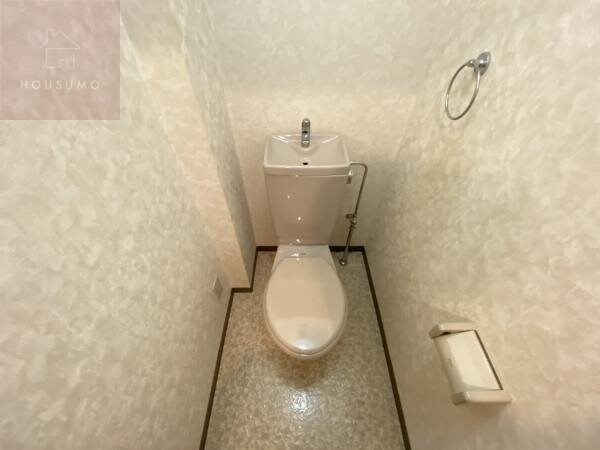 物件内観写真9　(落ち着いた色調のトイレです)