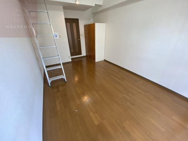 物件内観写真16　(こちらの居間で趣味の時間をお楽しみください)