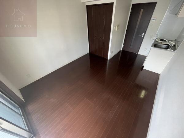 物件内観写真7　(広くて明るい寝室)