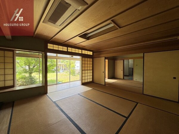 和室(畳の上でゆっくりとくつろげる和室です)