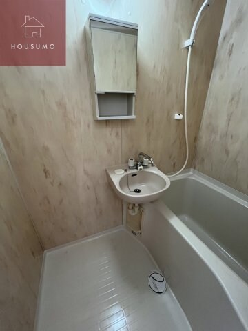 物件内観写真16　(独立洗面台、朝の身支度には欠かせません)