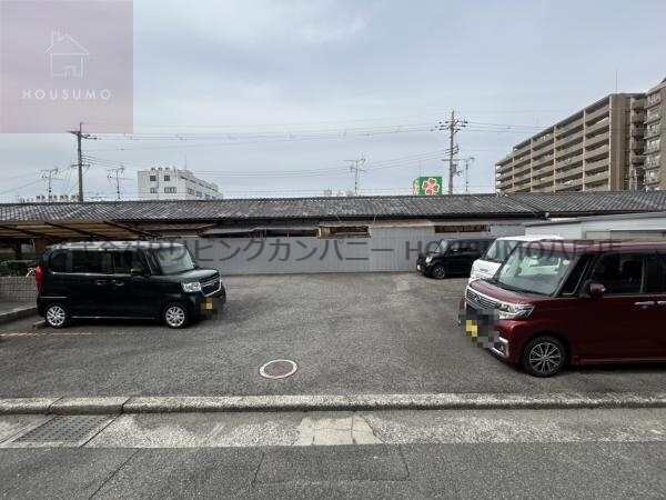 駐車場(車をお持ちの方に嬉しい駐車場付きの物件です)