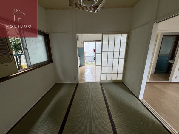 和室(来客時にも便利な和室付き)