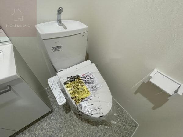 物件内観写真9　(落ち着いた色調のトイレです)