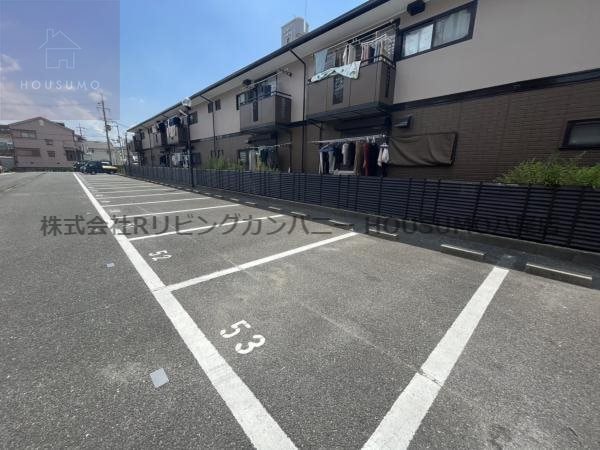 駐車場(車をお持ちの方に嬉しい駐車場付きの物件です)