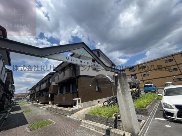 物件外観写真3　(落ち着いたエントランスです)