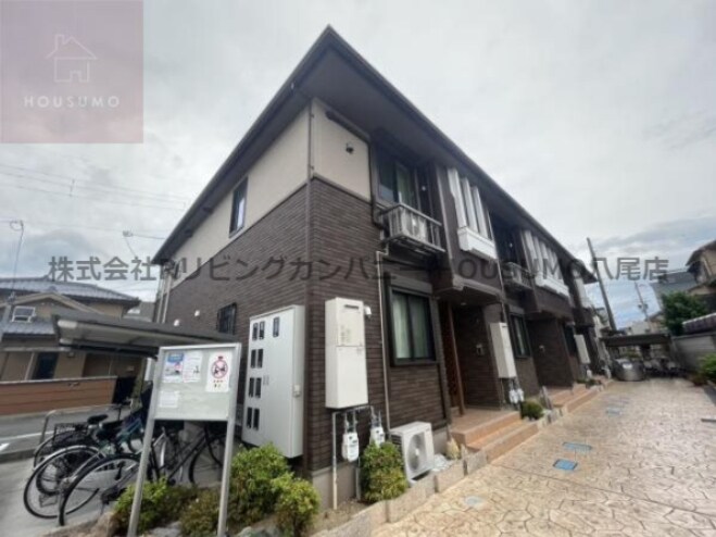 物件外観写真1　(落ち着いた雰囲気の外観です)