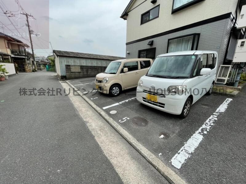 物件外観写真2　(駐車場完備です)