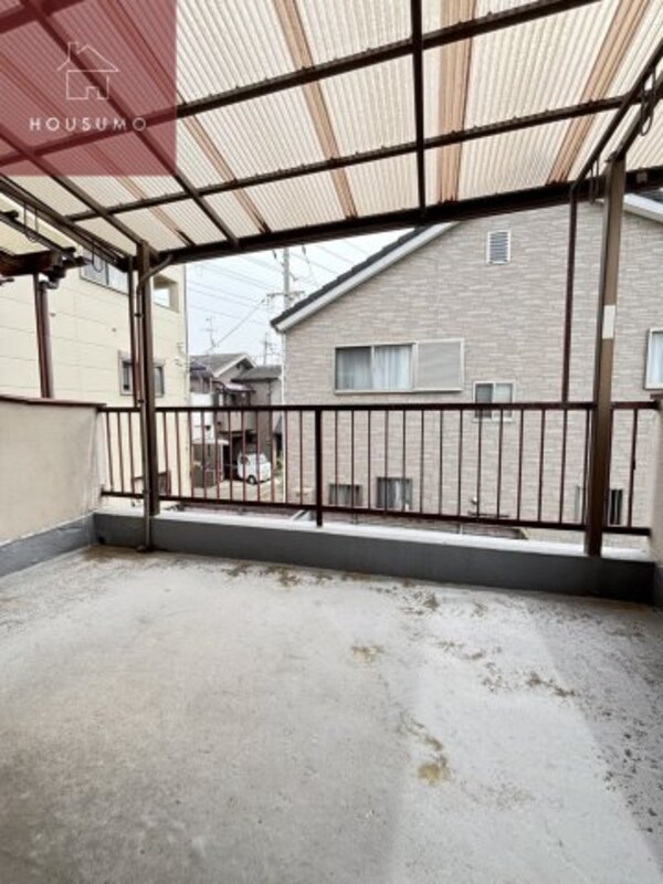 バルコニー(開放的で明るい空間を演出してくれるバルコニーです)