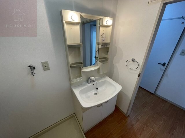 物件内観写真19　(朝の支度にも助かる、独立の洗髪洗面化粧台)