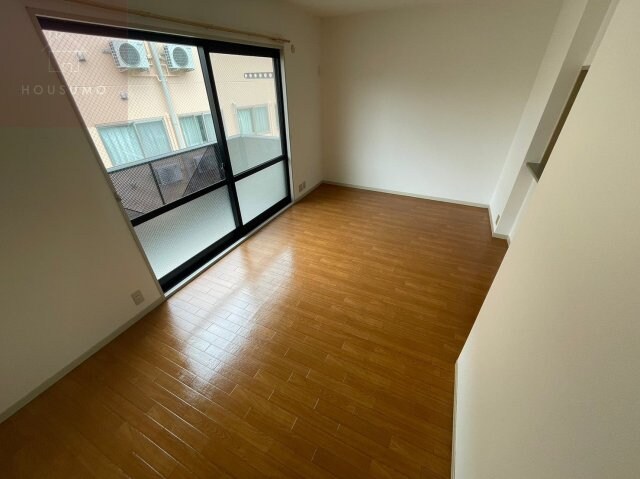 物件内観写真27　(ゆったりとした居間です)