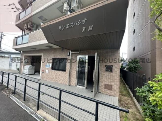 物件外観写真2　(ゆとりのあるエントランスです)