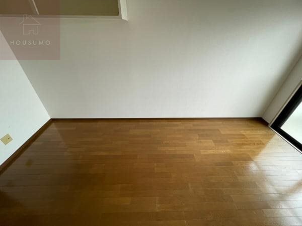 物件内観写真7　(広くて明るい寝室)