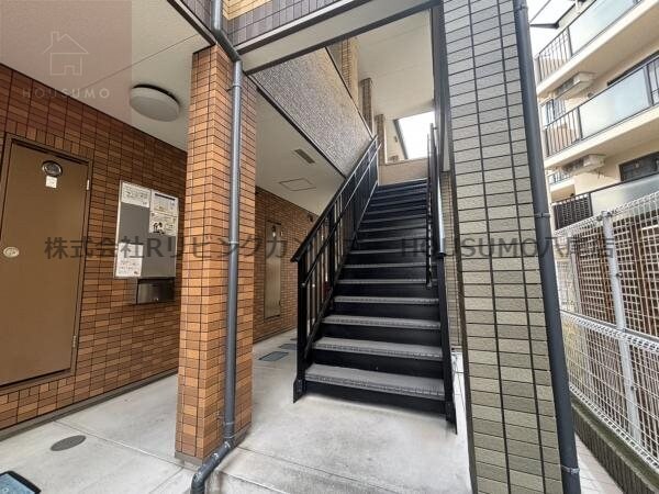 物件外観写真2　(毎日通るエントランスはこのようになっています)