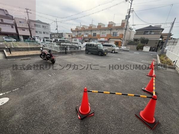 物件外観写真3　(車をお持ちの方に嬉しい駐車場付きの物件です)