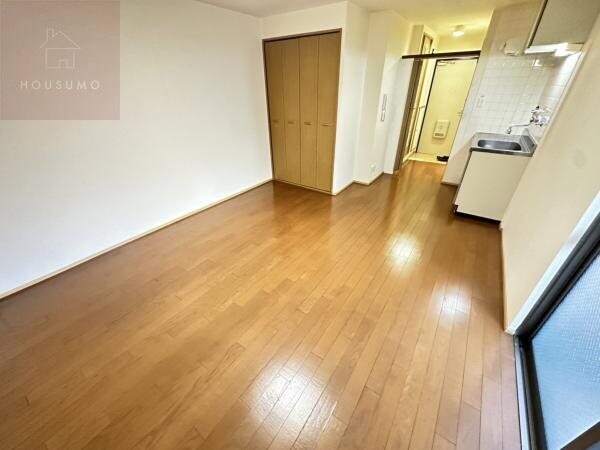 物件内観写真6　(広くて明るい寝室)