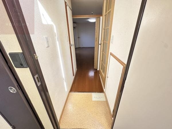 物件内観写真8　(明るい玄関です)