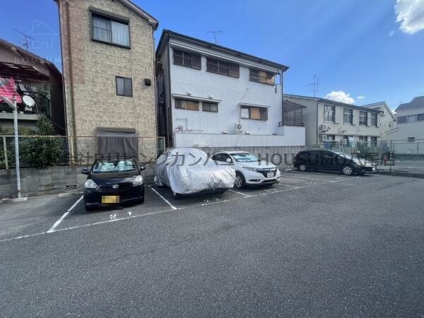 駐車場(駐車場に車を止められます)
