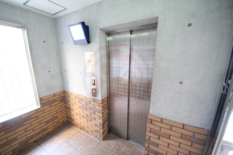 物件外観写真2　(落ち着いたエントランスです)