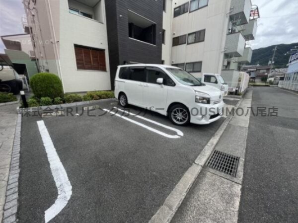 駐車場(駐車場があるので、車を買う予定の方も安心です)
