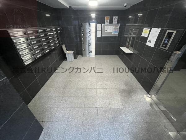 物件外観写真2　(清潔なエントランスです)