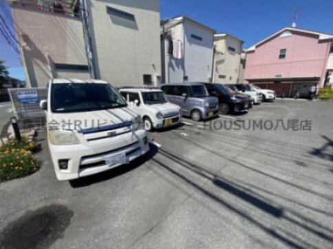 物件外観写真2　(駐車場があるので、車を買う予定の方も安心です)