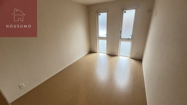 物件内観写真8　(開放的な寝室です)