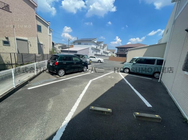 物件外観写真2　(車をお持ちの方に嬉しい駐車場付きの物件です)