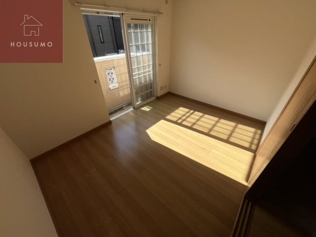 物件内観写真7　(落ち着いた色調の寝室です)