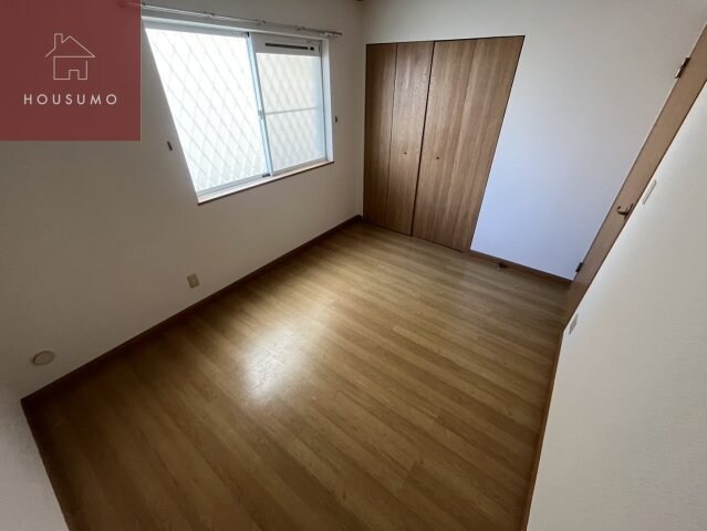 物件内観写真16　(落ち着いた色調の寝室です)