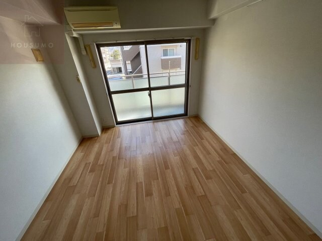 物件内観写真7　(広くて明るい寝室)