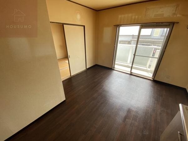 居室(こちらの居間で趣味の時間をお楽しみください)