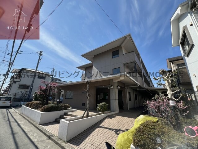 物件外観写真1　(落ち着いた雰囲気の外観です)